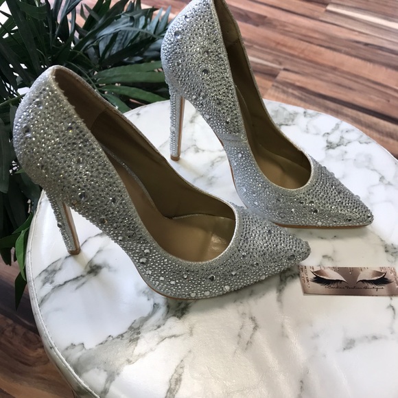 Shoes - ‼️ Silver Diamond Pointed Toe Pumps Heels